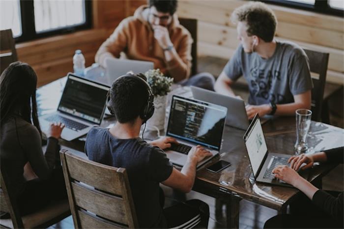 مبادرة توظيف الايتام والمحتاجين