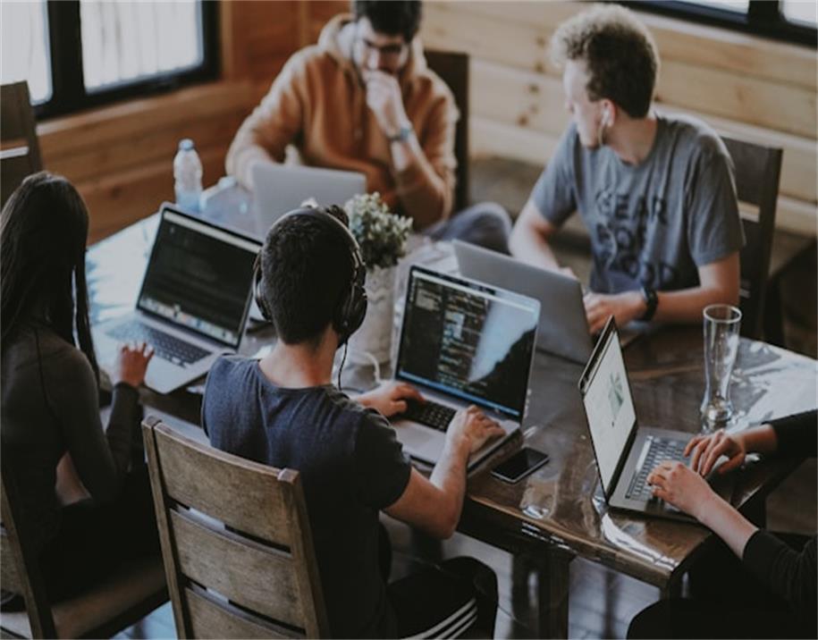 مبادرة توظيف الايتام والمحتاجين